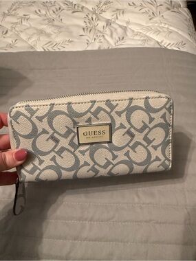 GUESS Cream & Light Gray Signature Zip-Around Wallet
